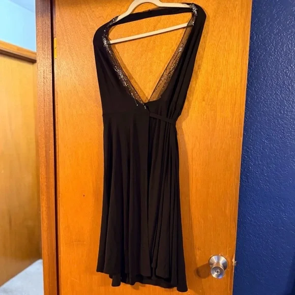 Elegant Black Dress with Sequin Detail - Picture 2 of 4